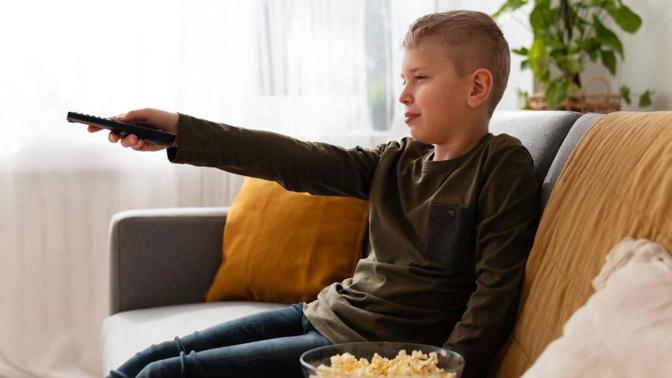 Mžourá vaše dítě na televizi? 5 varovných signálů, že je čas na první vyšetření zraku