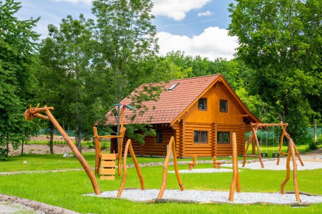 Pětice českých kempů, které vás překvapí. Ať už cestujete jen nalehko se stanem a batohem, nebo od ubytování očekáváte určitý komfort, z našich tipů si jistě vyberete