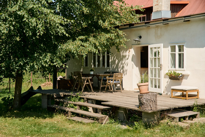 Nádherné posezení před chalupou spisovatelky Ireny Obermannové. Odpočívat tady můžete u stolu pod starou lípou.