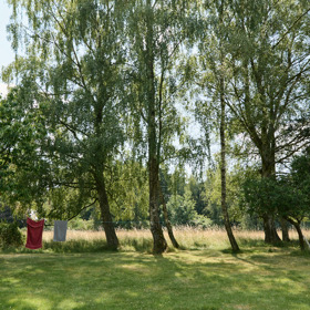 Zahrada u chalupa Ireny Obermannové přechází do přírody.