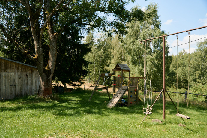Pohled na zahradu s houpačkami