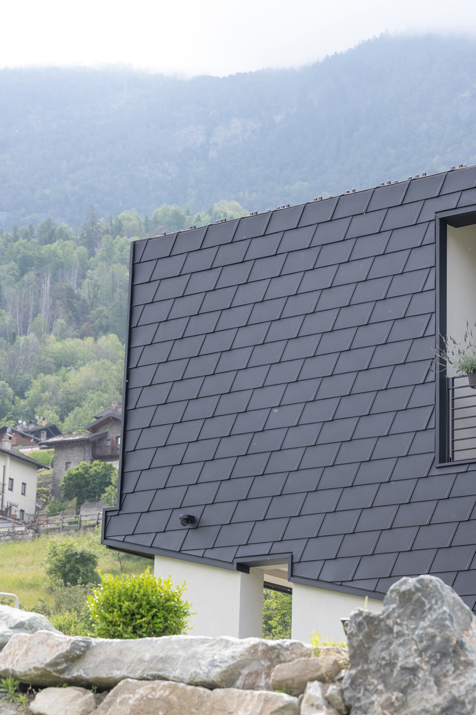 Zvenku černý a strohý, uvnitř plný dřeva a světla. Neobvyklý dům vyrostl v italských Alpách Zvenku černý a strohý, uvnitř plný dřeva a světla. Neobvyklý dům vyrostl v italských Alpách