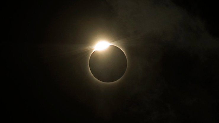 Zatmění Slunce dorazí už dnes večer: Jedna chyba vás může stát zrak, varují odborníci