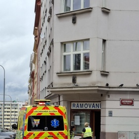 Záchranáři před obchodem v Lucemburské ulici.