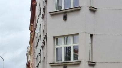 FOTO: Záchranáři před obchodem v Lucemburské ulici.