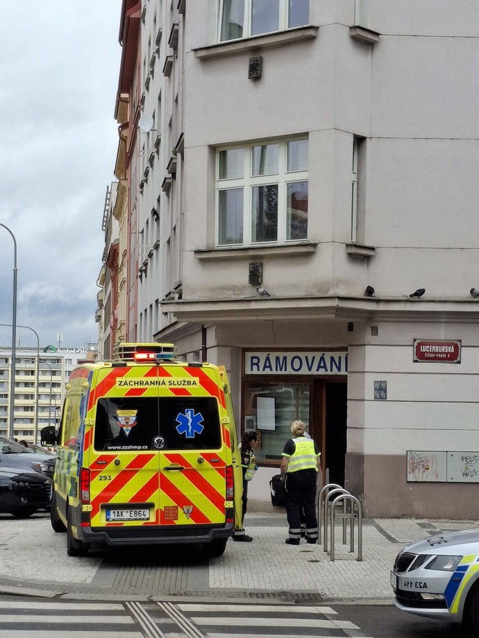 Záchranáři před obchodem v Lucemburské ulici.