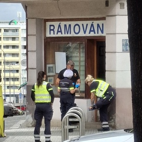Záchranáři si oblékají speciální návleky. 