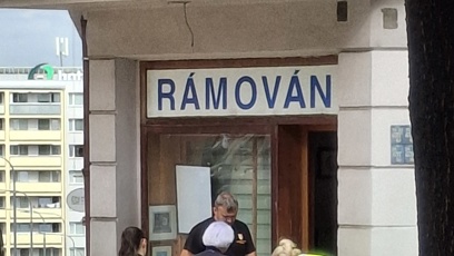FOTO: Záchranáři si oblékají speciální návleky.