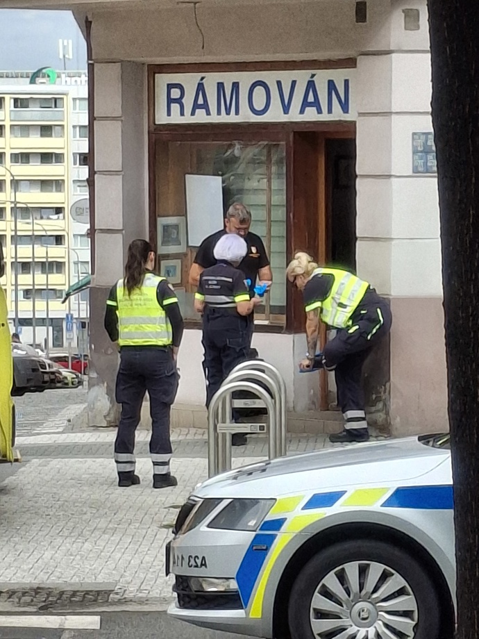 Záchranáři si oblékají speciální návleky. 