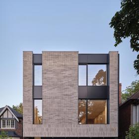 Černé kuchyně se většina lidí bojí. V tomto domě jí architekti zrealizovali tak dobře, že jí budete chtít okamžitě taky