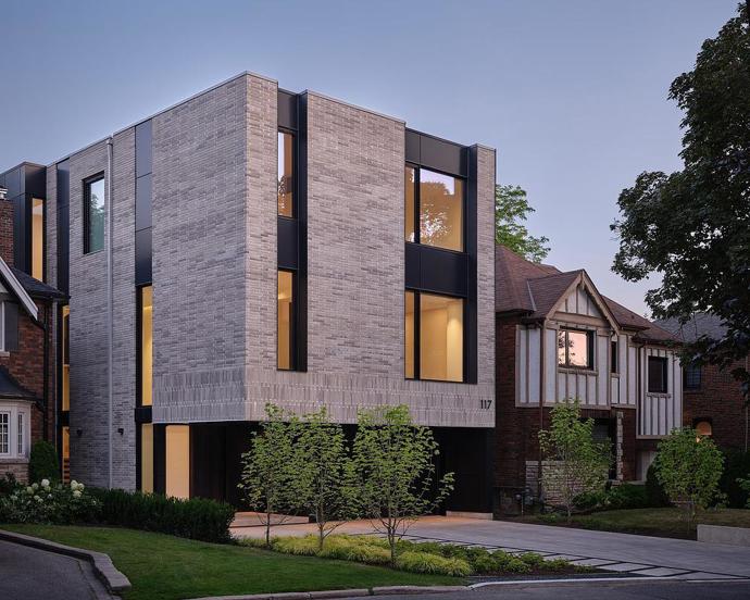 Černé kuchyně se většina lidí bojí. V tomto domě jí architekti zrealizovali tak dobře, že jí budete chtít okamžitě taky