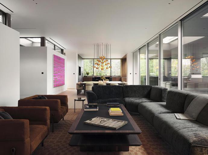 Čtyři stodoly, šest ložnic a více než 1 200 lahví vína. Neobyčejný dům se schoval na břehu jezera Čtyři stodoly, šest ložnic a více než 1 200 lahví vína. Neobyčejný dům se schoval na břehu jezera