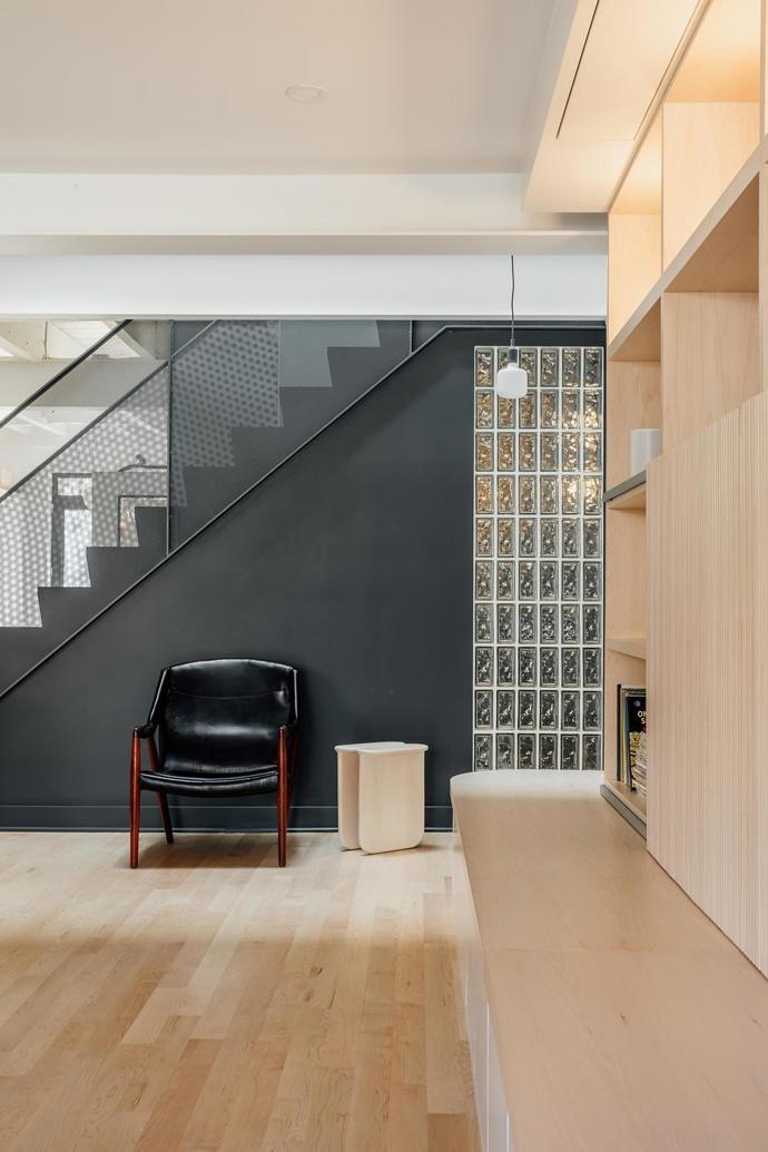 Přestěhovali schodiště a dům úplně ožil. Světlo, dřevo i chytré nápady změnily každodenní život Přestěhovali schodiště a dům úplně ožil. Světlo, dřevo i chytré nápady změnily každodenní život