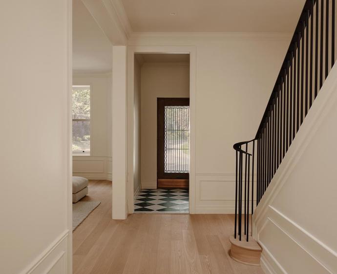 Původní dům skrýval obrovský potenciál. Architekti vsadili na chytré detaily a výsledek působí překvapivě luxusně