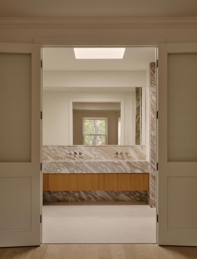 Původní dům skrýval obrovský potenciál. Architekti vsadili na chytré detaily a výsledek působí překvapivě luxusně