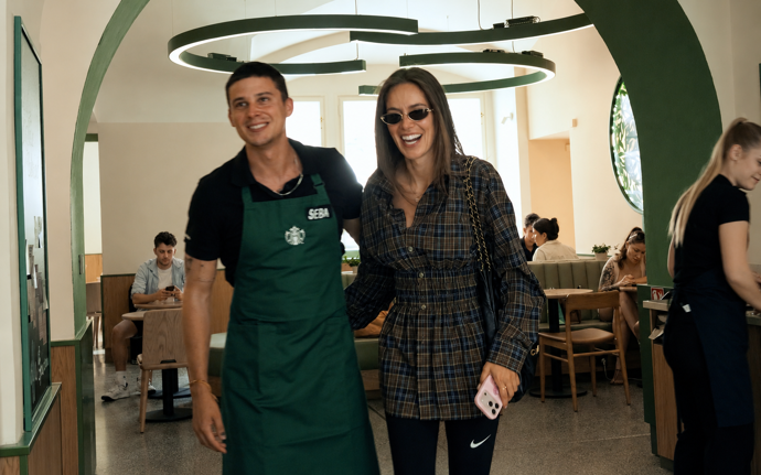 Podívat se na Sebastiana přišla i jeho partnerka Andrea. 