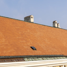 Jak přidat současnost ke staré architektuře? Zámek v Kroměříži a fara v Tišnově ukazují dvě různé cesty 