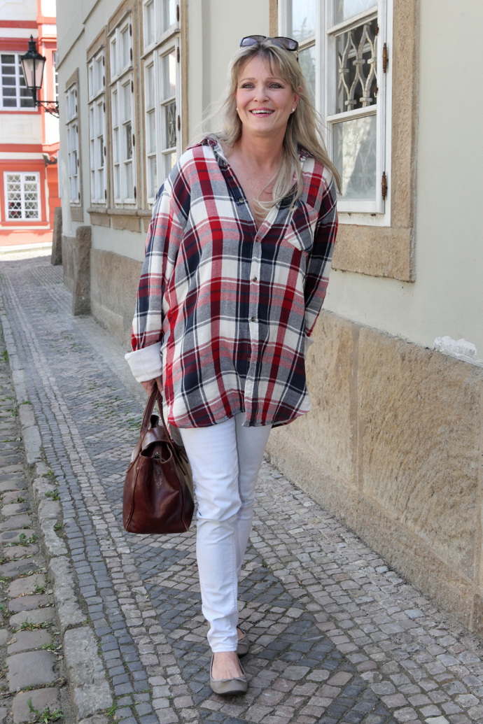 Oblíbený outfit - košile a džíny, zde v roce 2016 Oblíbený outfit - košile a džíny, zde v roce 2016
