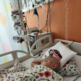 Místo hraní s kamarády tráví většinu času v pražské nemocnici.