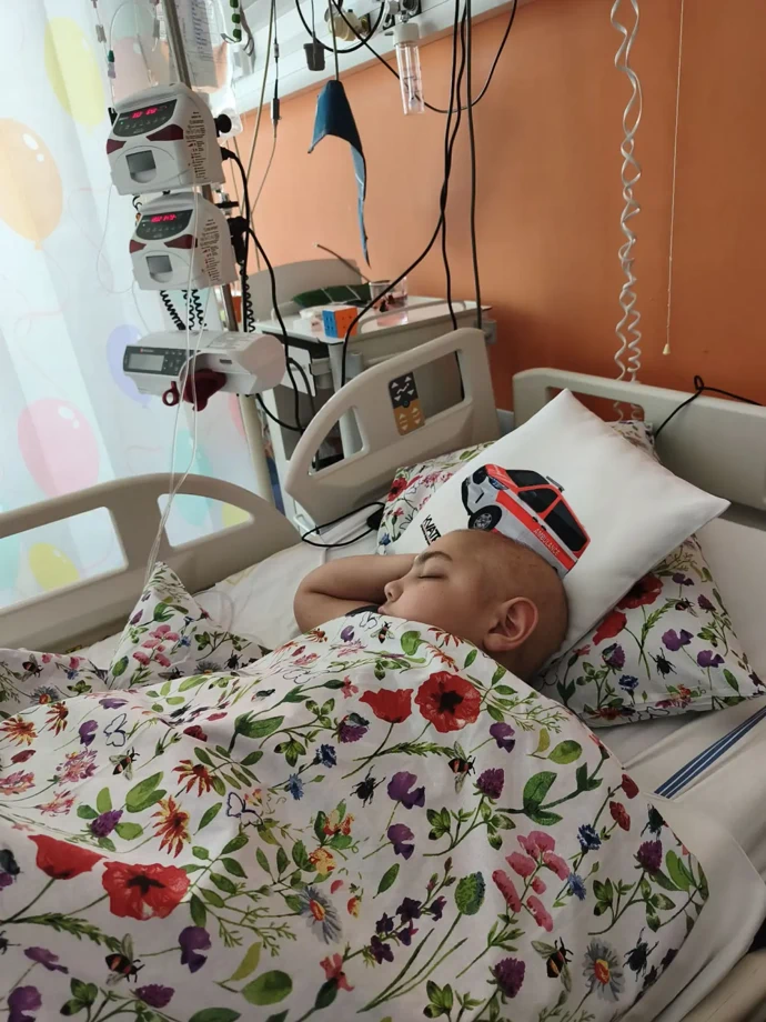 Místo hraní s kamarády tráví většinu času v pražské nemocnici.