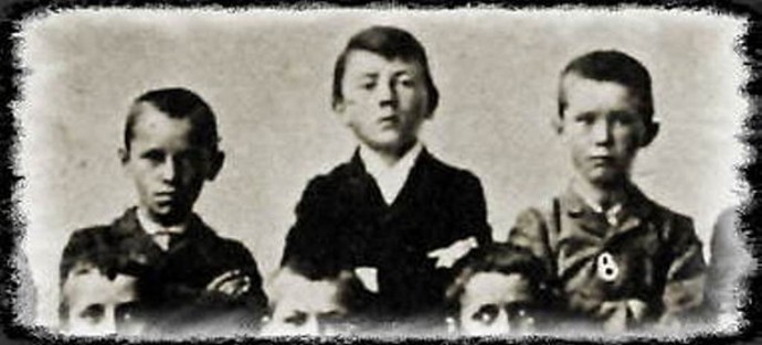 Adolf Hitler (uprostřed) jako školák, 1899