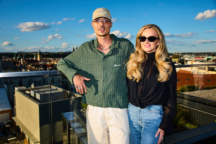 Otakar Šenkýr dorazil bok po boku s krásnou blondýnou. 