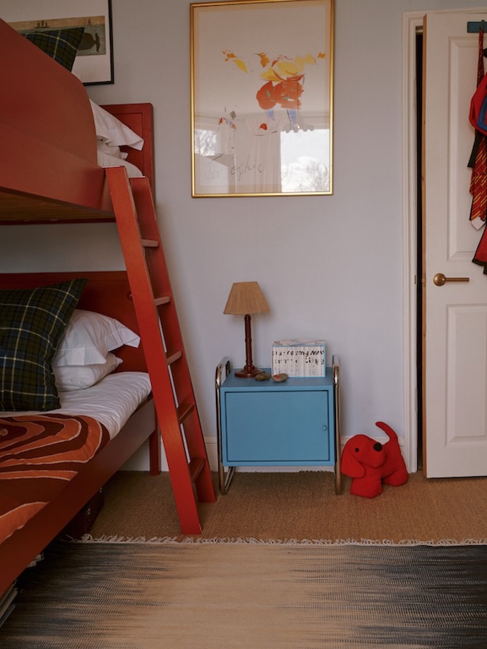 Dům jako letní kytice. Londýnská designérka naplnila rodinné bydlení barvami, vzory a květinami