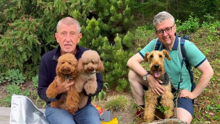 Andrej Babiš s pudly a Karel Havlíček se svojí Betynou Andrej Babiš s pudly a Karel Havlíček se svojí Betynou