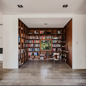 Součástí je i knihovna.