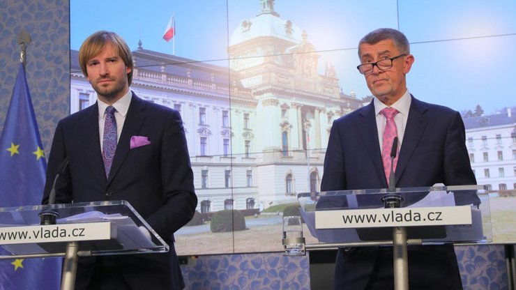 Premiér Andrej Babiš a ministr zdravotnictví Adam Vojtěch stále bez roušek.