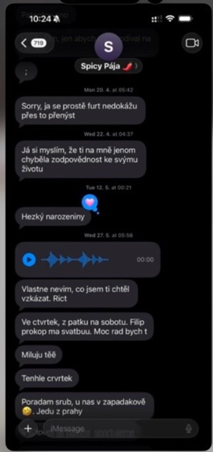S konverzace vyplývá, že se jí snažil Pavel několikrát kontaktovat. Neúspěšně.