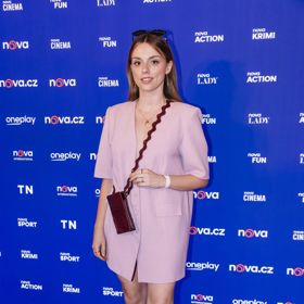 Štěpánka na tiskovou konferenci TV Nova oblékla šaty ze second handu a doplnila je kabelkou ADEMI.