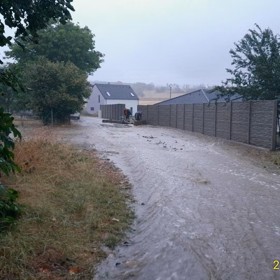 Následkem dešťů se rozvodnily řeky a potoky.
