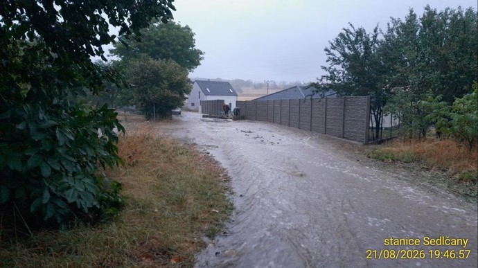 Následkem dešťů se rozvodnily řeky a potoky. 