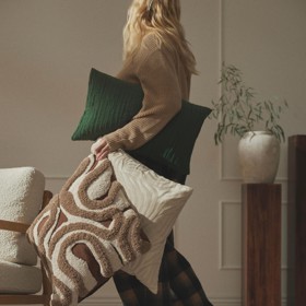 Tajemství útulné ložnice není v drahém nábytku. Největší rozdíl udělá světlo a správné materiály