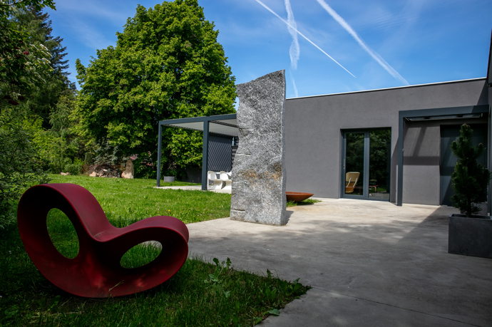 Víkendový dům Tomáše Třeštíka: Bílé stěny u něj nemají šanci. Interiér zaplnily fotografie, design i půlka pouťové labutě Víkendový dům Tomáše Třeštíka: Bílé stěny u něj nemají šanci. Interiér zaplnily fotografie, design i půlka pouťové labutě