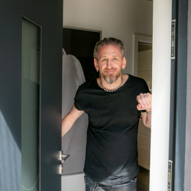 Víkendový dům Tomáše Třeštíka: Bílé stěny u něj nemají šanci. Interiér zaplnily fotografie, design i půlka pouťové labutě
