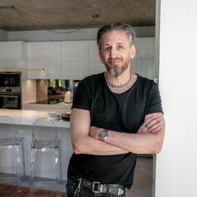 Víkendový dům Tomáše Třeštíka: Bílé stěny u něj nemají šanci. Interiér zaplnily fotografie, design i půlka pouťové labutě