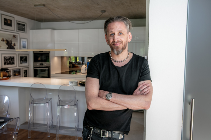 Víkendový dům Tomáše Třeštíka: Bílé stěny u něj nemají šanci. Interiér zaplnily fotografie, design i půlka pouťové labutě Víkendový dům Tomáše Třeštíka: Bílé stěny u něj nemají šanci. Interiér zaplnily fotografie, design i půlka pouťové labutě