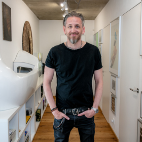 Víkendový dům Tomáše Třeštíka: Bílé stěny u něj nemají šanci. Interiér zaplnily fotografie, design i půlka pouťové labutě