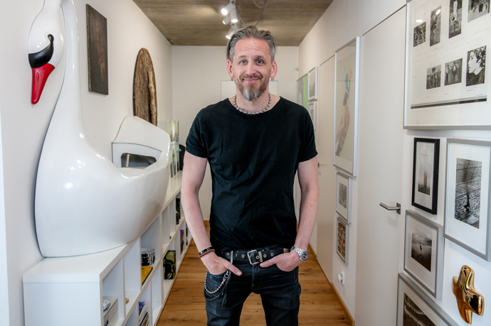 Víkendový dům Tomáše Třeštíka: Bílé stěny u něj nemají šanci. Interiér zaplnily fotografie, design i půlka pouťové labutě Víkendový dům Tomáše Třeštíka: Bílé stěny u něj nemají šanci. Interiér zaplnily fotografie, design i půlka pouťové labutě