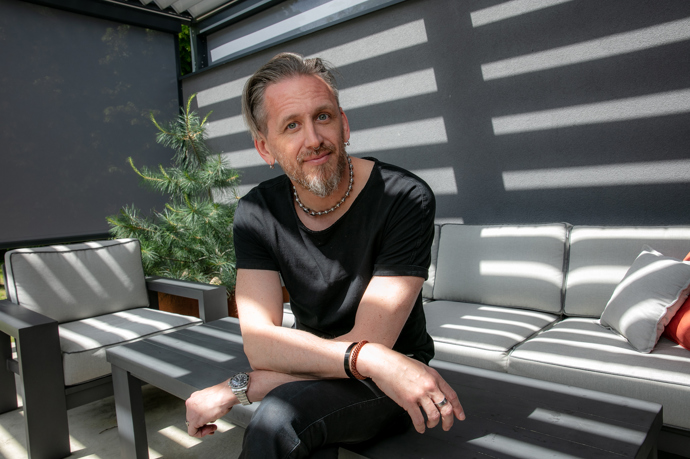 Víkendový dům Tomáše Třeštíka: Bílé stěny u něj nemají šanci. Interiér zaplnily fotografie, design i půlka pouťové labutě Víkendový dům Tomáše Třeštíka: Bílé stěny u něj nemají šanci. Interiér zaplnily fotografie, design i půlka pouťové labutě