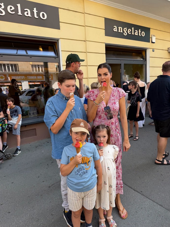 Ornella se svými dětmi v létě mlsá ráda. 