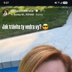 Alena Schillerová v bazénku.