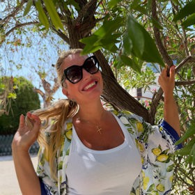 Opálená Borhyová rozdává úsměvy na Instagram.