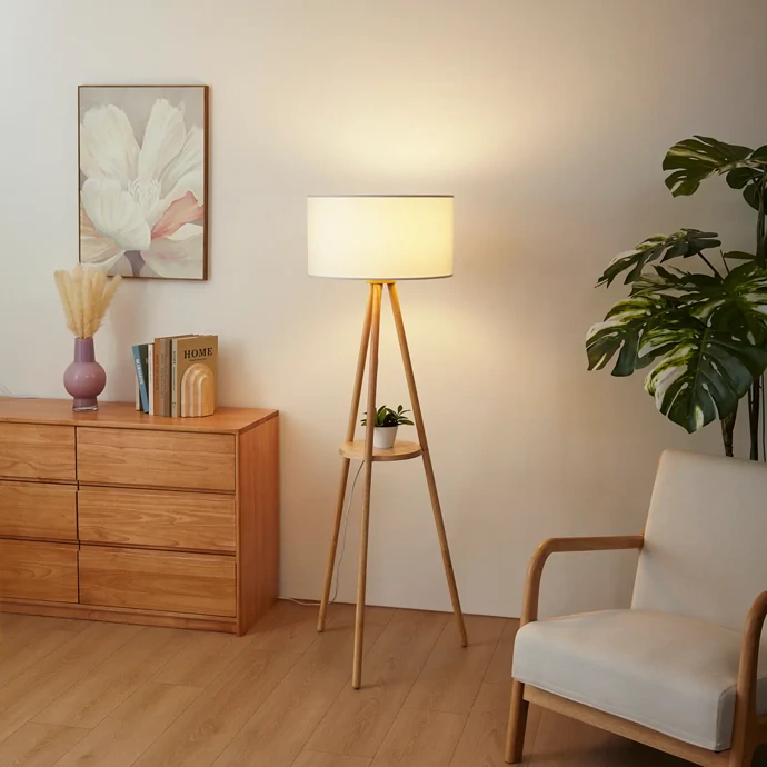 Skandinávská stojací lampa dřevěná s látkovým stínidlem bílá - Lou, 1 945 Kč, lampyasvetla.cz