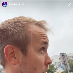Jirka Král prosí Andreje Babiše aby se přestal modlit.