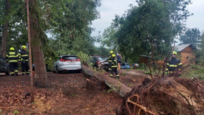 FOTO: Hasiči v kempu likvidovali následky řádění silné bouřky.