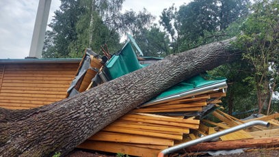 FOTO: Jeden z vyvrácených stromů poničil dřevěnou chatku.