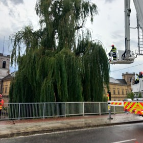 Následky bouřek odstraňovali hasiči i pomocí výškové techniky.